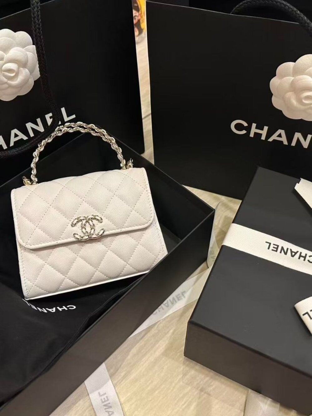 Classic Chanel Bag: A Stylish and Versatile Choice for Elegance - Picture 2 of 5